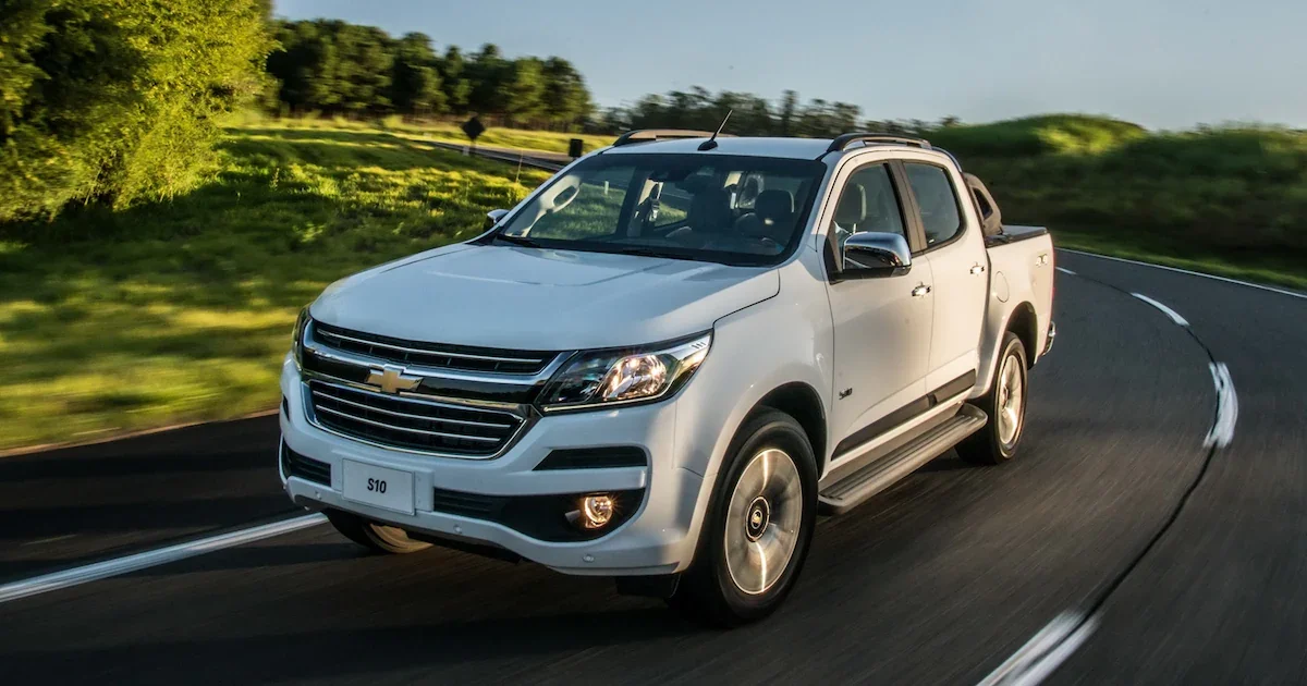 Toyota Hilux em estrada de terra