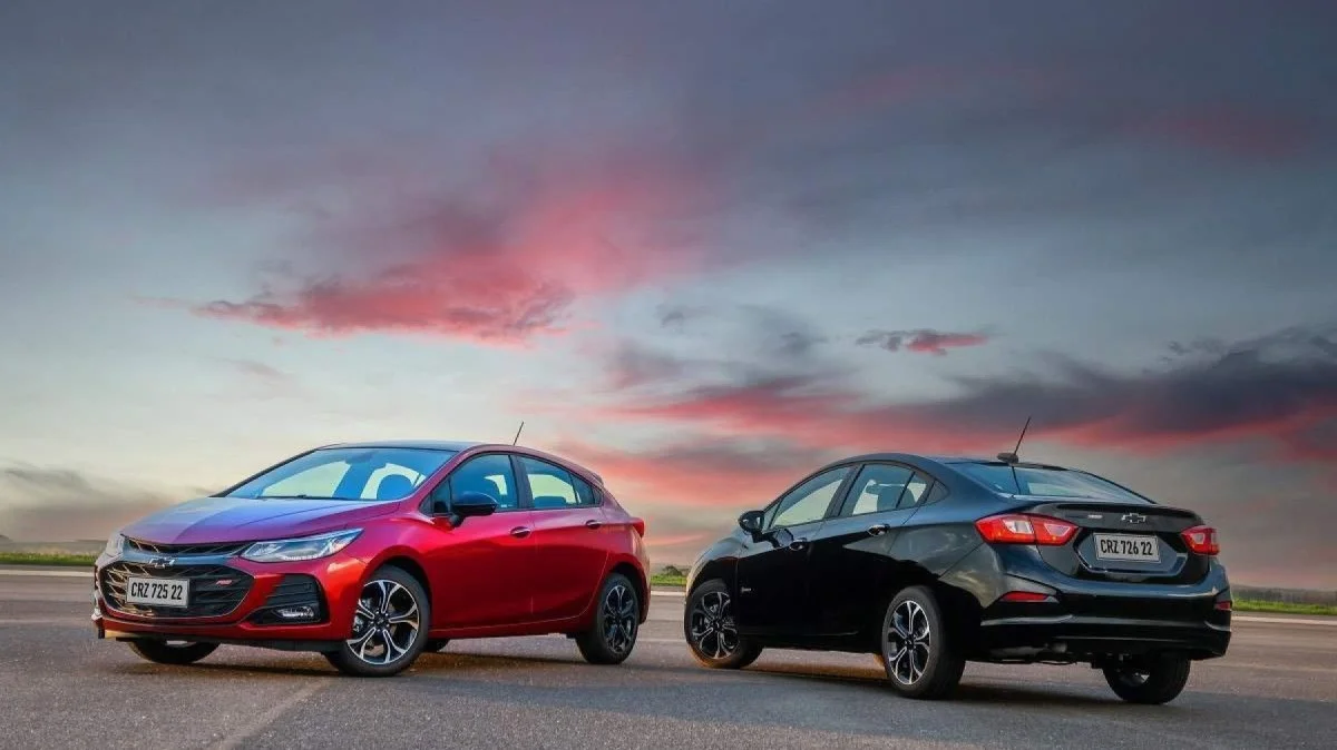 Chevrolet Cruze hatch RS e sedan Midnight