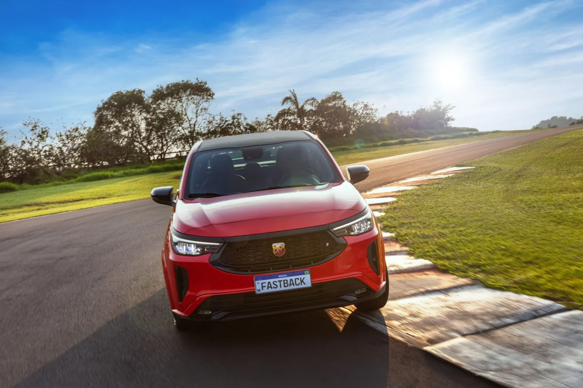 Fiat Fastback Abarth em alta velocidade.