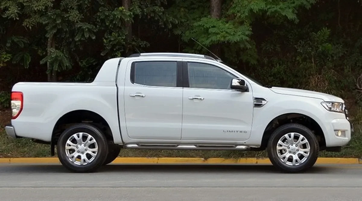 Ford Ranger em destaque lateral