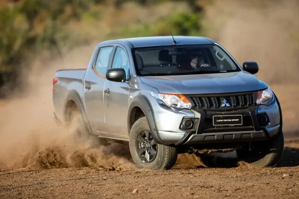 Mitsubishi L200 Triton Sport em off-road