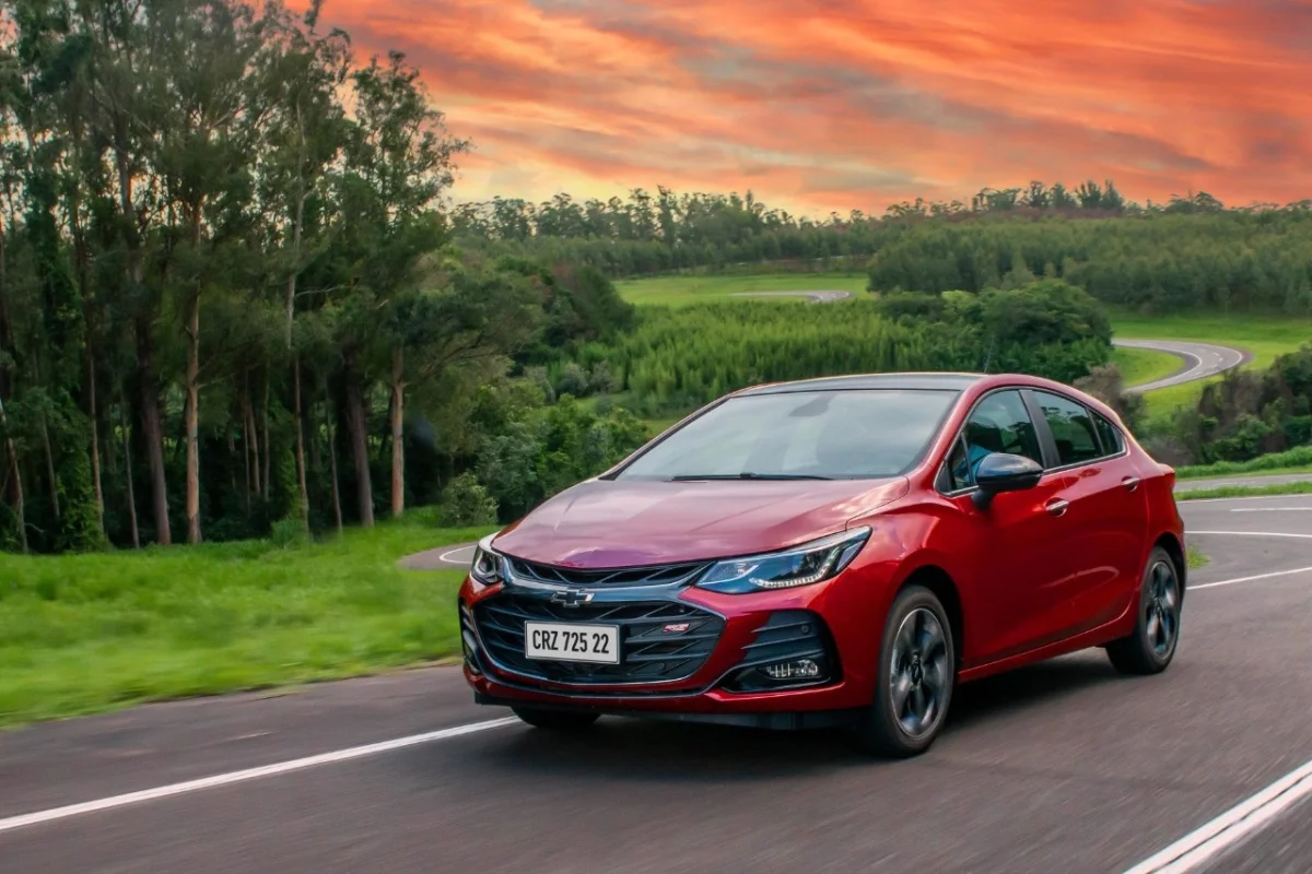 Chevrolet Cruze RS 2022 vermelho de frente em movimento