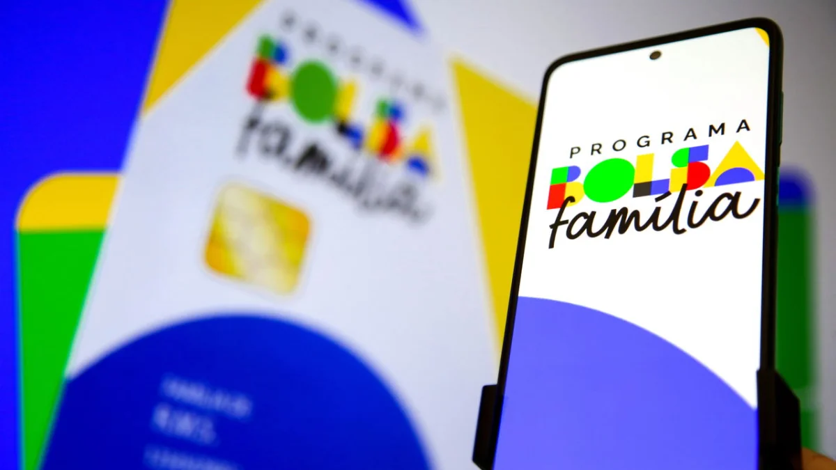 Celular exibindo aplicativo do Bolsa Fam&iacute;lia em destaque.