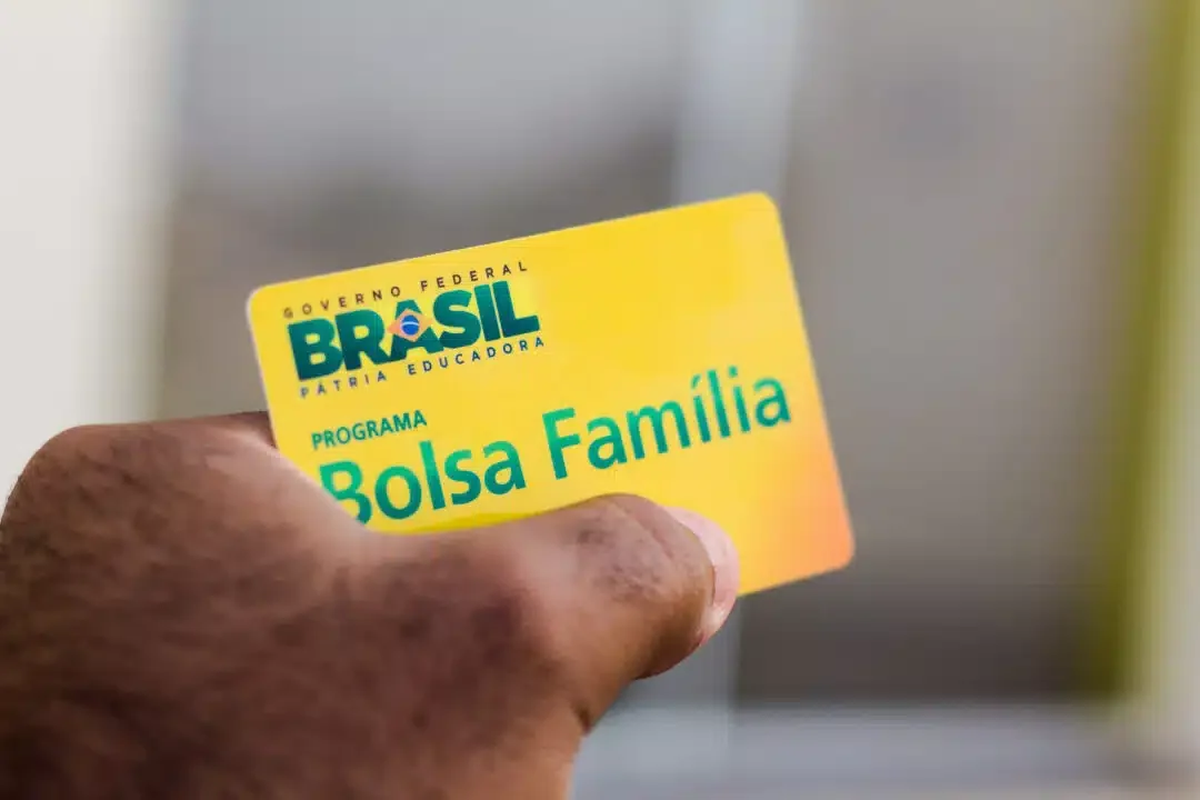 Celular exibindo o aplicativo do programa Bolsa Fam&iacute;lia.