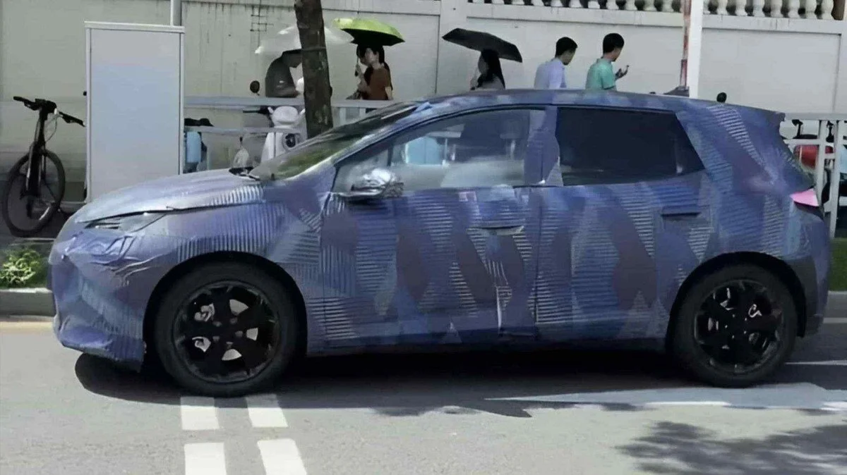 Carro BYD Dolphin camuflado em teste na rua.