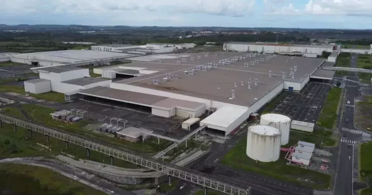 Imagem a&eacute;rea de uma f&aacute;brica automotiva.