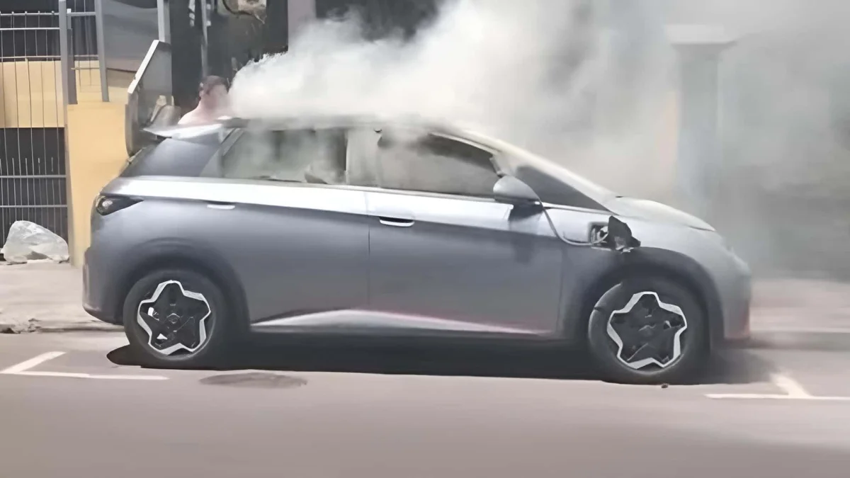 Fuma&ccedil;a emergindo de um carro BYD ap&oacute;s extin&ccedil;&atilde;o do inc&ecirc;ndio.