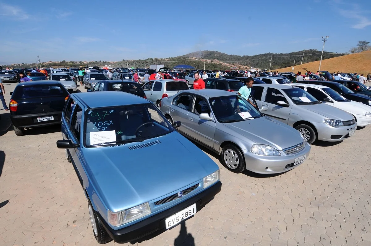 Tr&ecirc;s carros Renault Kwid em destaque.