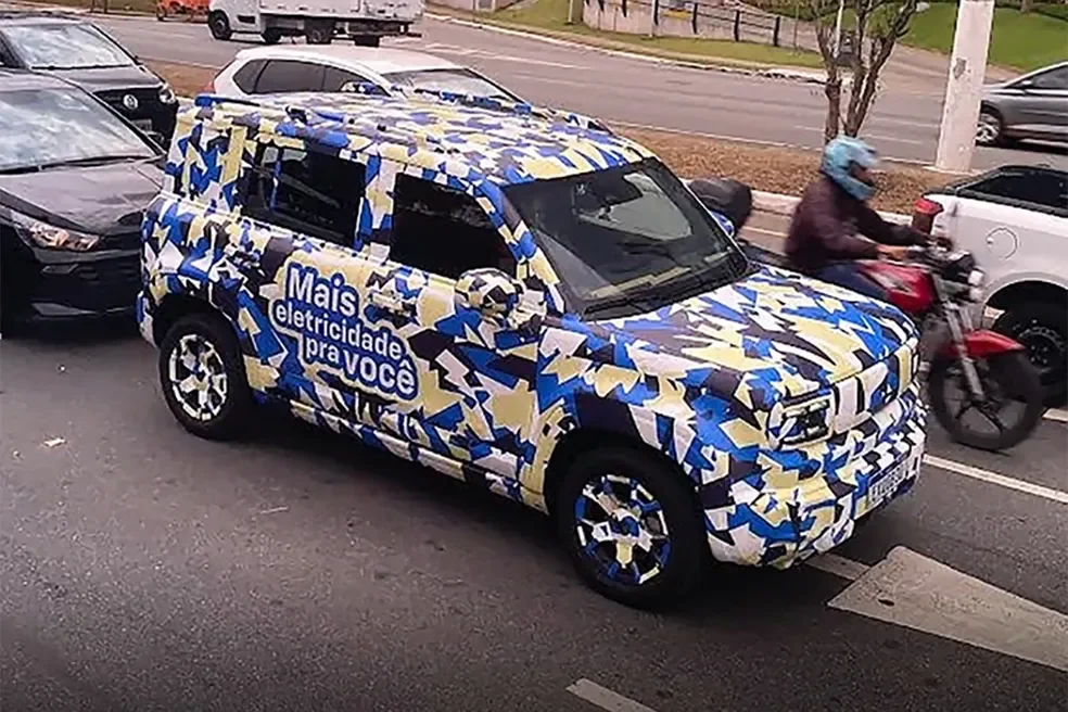 Chevrolet Baojun Yep Plus com disfarce de camuflagem.