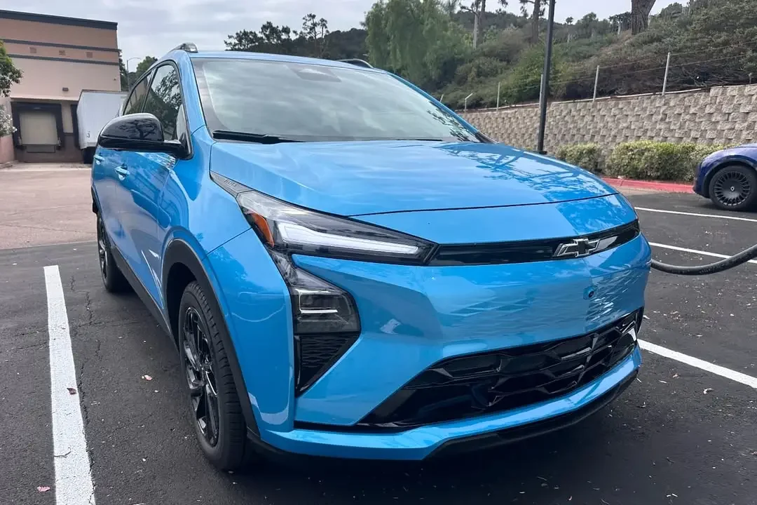 Chevrolet Bolt 2027 em movimento em uma estrada.