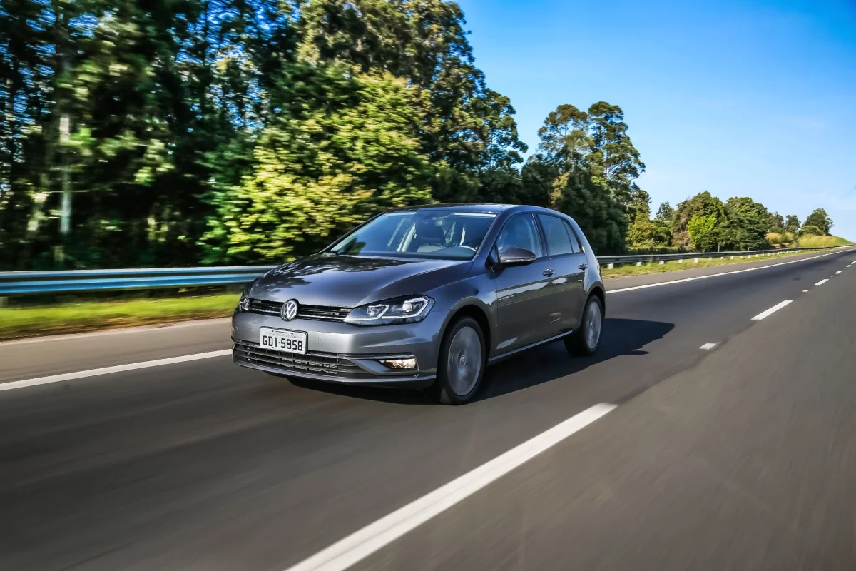 Volkswagen Golf TSI em movimento.