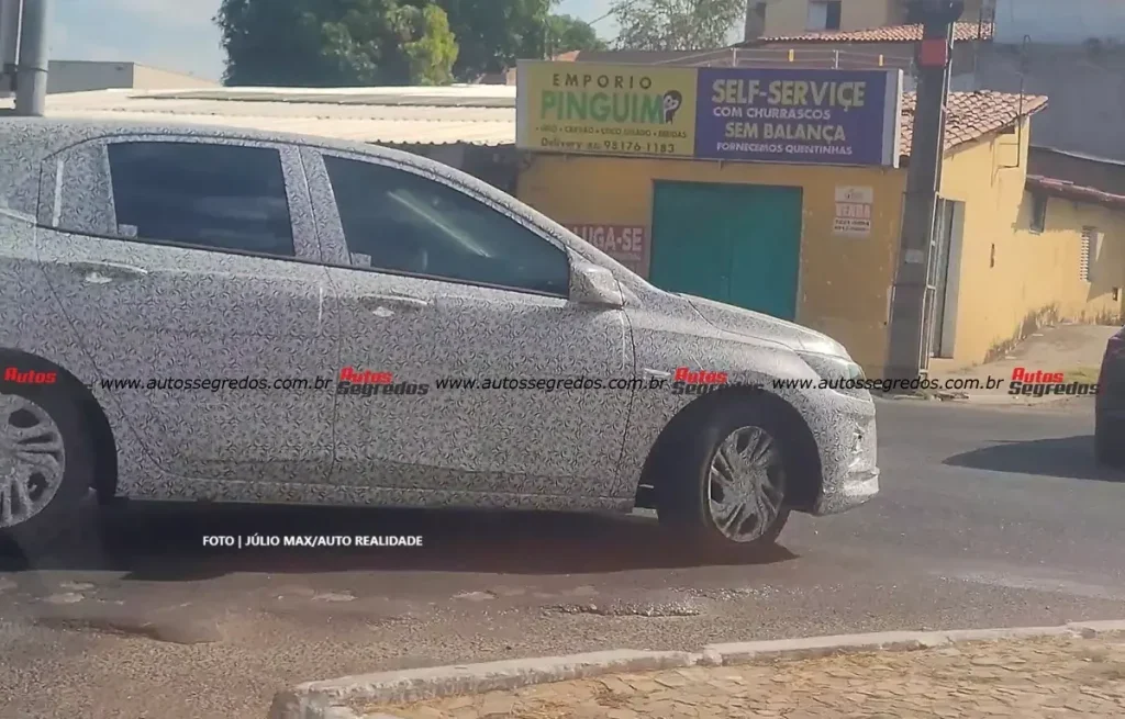 Prototipo do Chevrolet Onix 2026 camuflado em teste urbano.