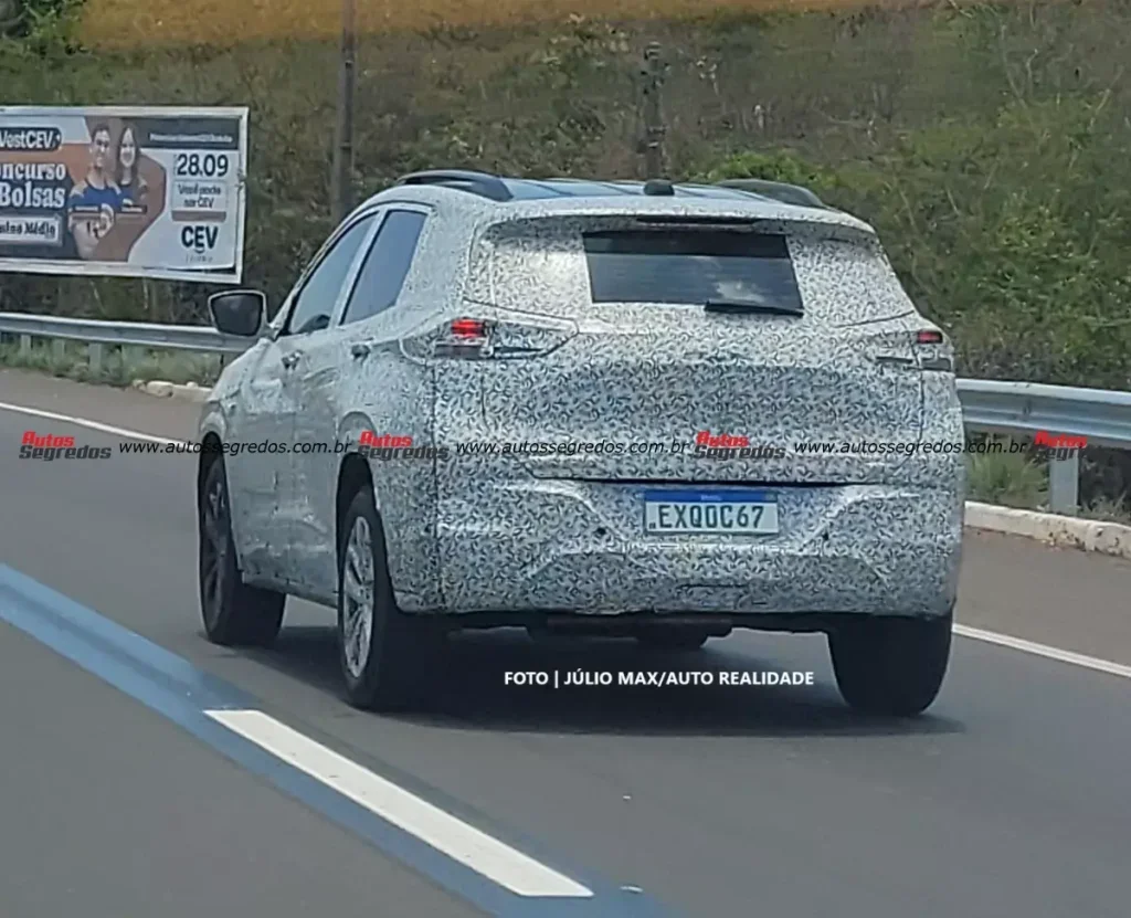 Flagra do Chevrolet Tracker 2026 Híbrido camuflado em teste na estrada.