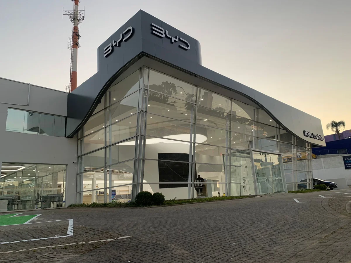 Imagem de um sed&atilde; el&eacute;trico da BYD.