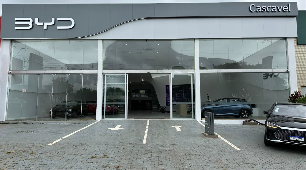 Concession&aacute;ria BYD com carros em exibi&ccedil;&atilde;o.