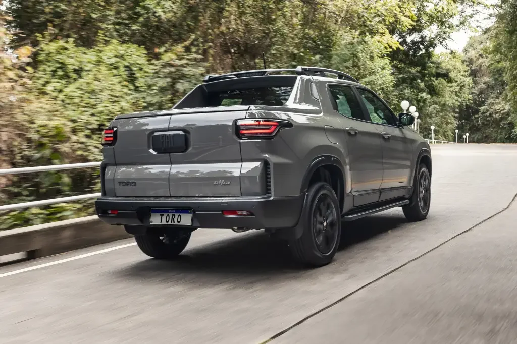 Fiat Toro Ultra 2026 em cor vermelha