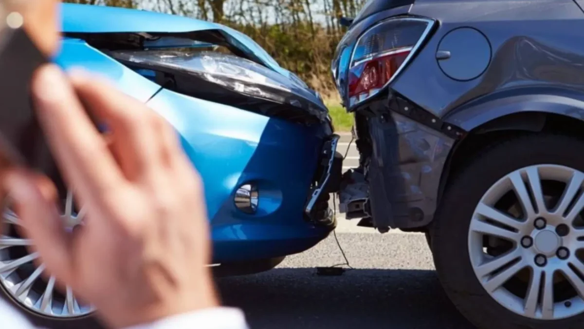 Carro seguro em um cofrinho de vidro representando economia em seguros.