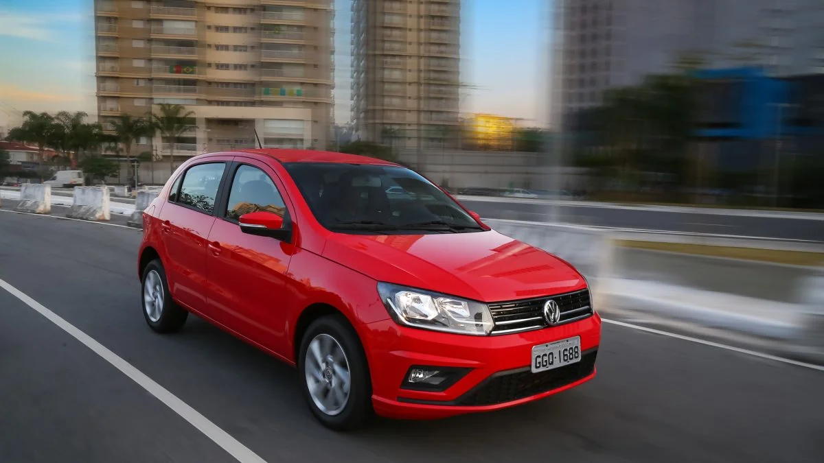 Carro urbano vermelho em movimento