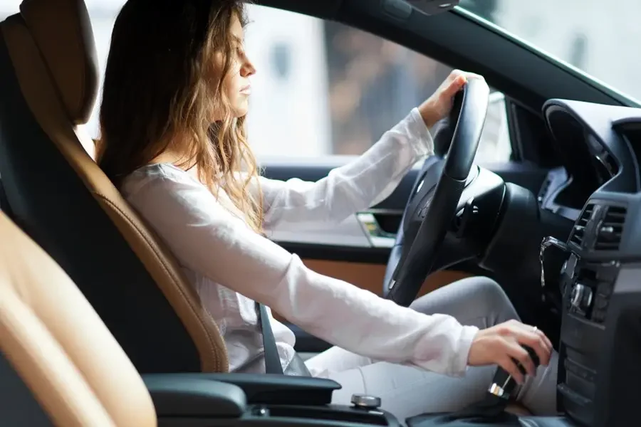 Mulher dirigindo um carro.