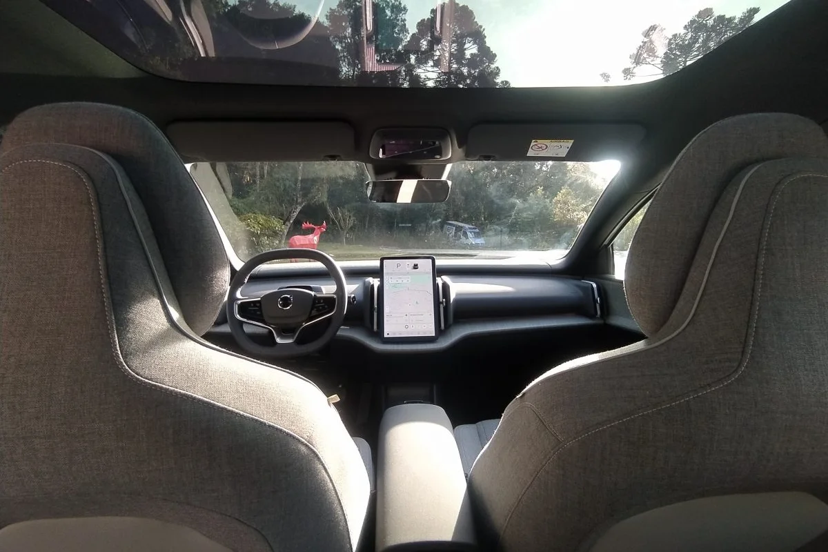 Interior de um carro el&eacute;trico com display central