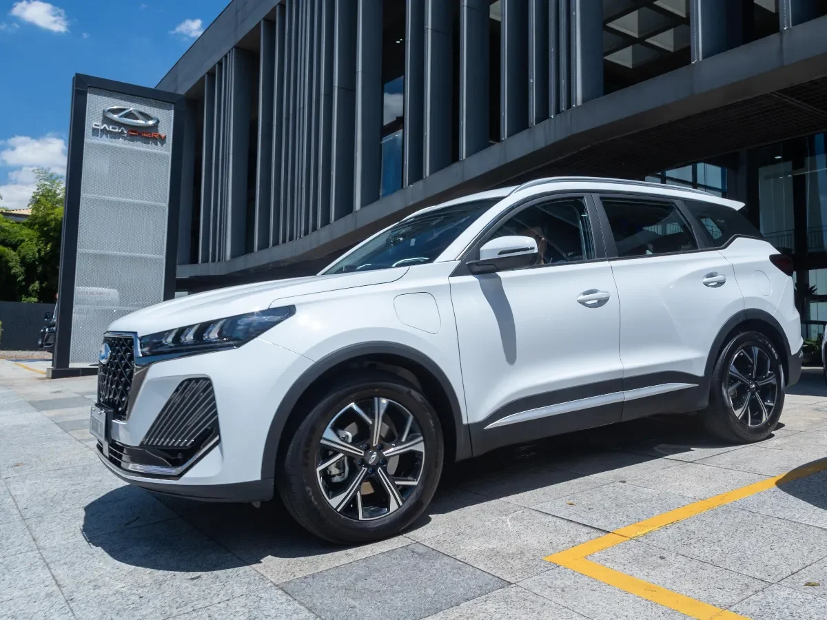 Caoa Chery Tiggo 7 Pro na frente de um edif&iacute;cio