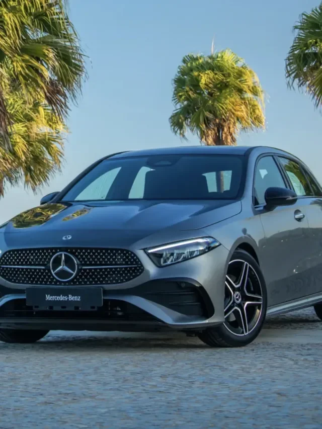 Mercedes-Benz A200 AMG Line 2025 estacionado ao ar livre.