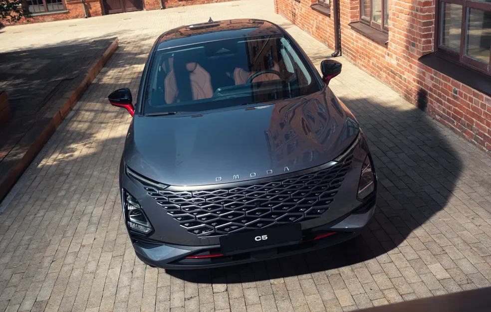Omoda C5 de vista diagonal