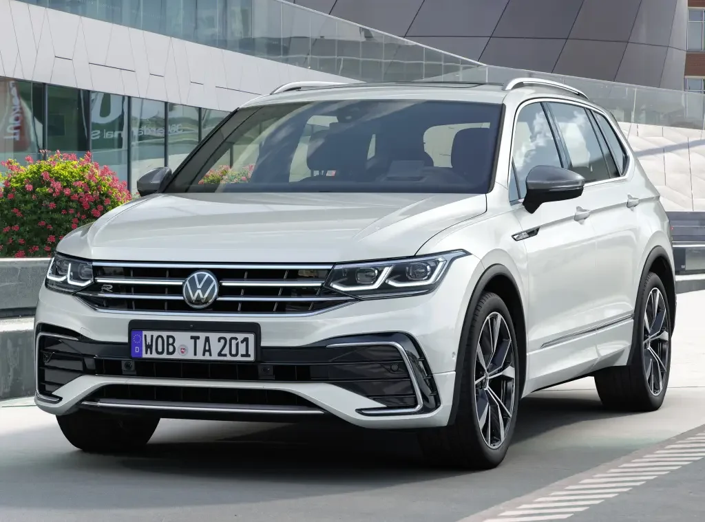 Volkswagen Tiguan Allspace R-Line branca em um ambiente moderno.