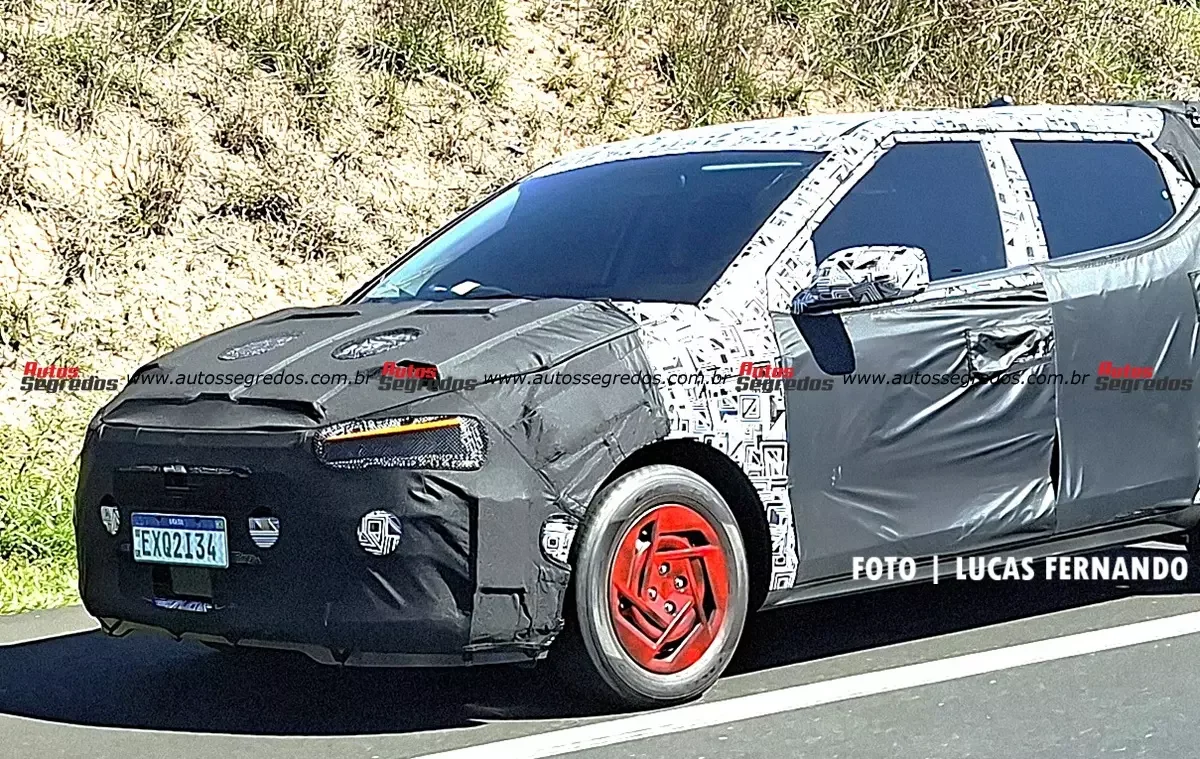 Novo Hyundai HB20 2027 em testes, camuflado na estrada