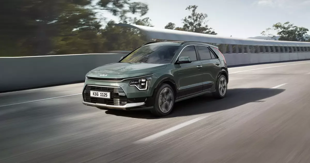 Kia Niro 2026 em movimento na estrada