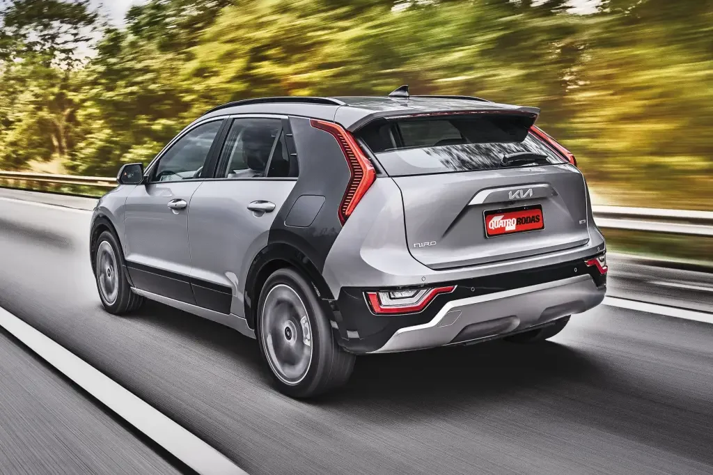 Traseira do Kia Niro em alta velocidade