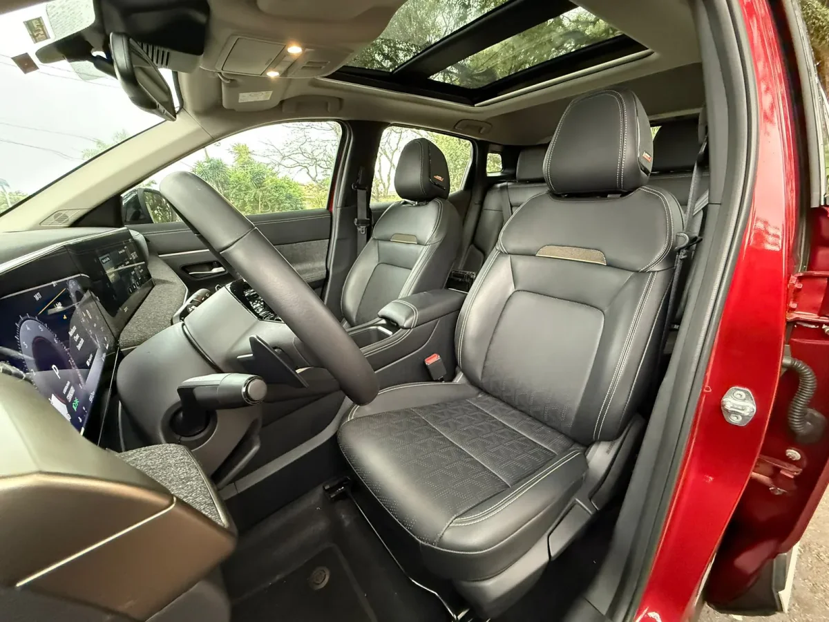 Imagem interna do novo Nissan Kicks mostrando os bancos e detalhes do interior