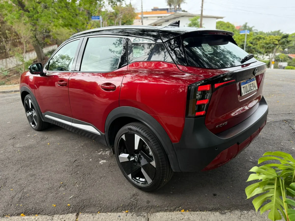 Imagem interna do novo Nissan Kicks mostrando o painel e volante