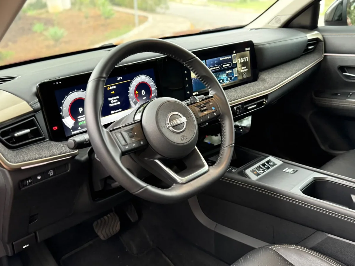 Vista frontal do novo Nissan Kicks em uma pista de corrida