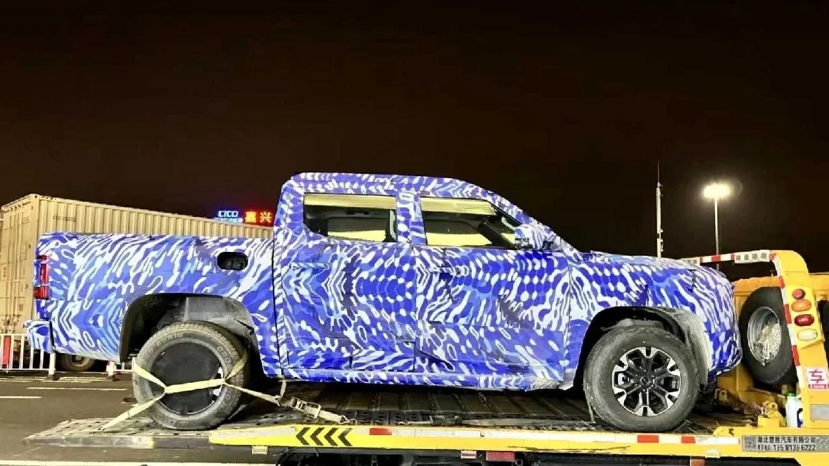 Picape híbrida da BYD em uma plataforma de transporte