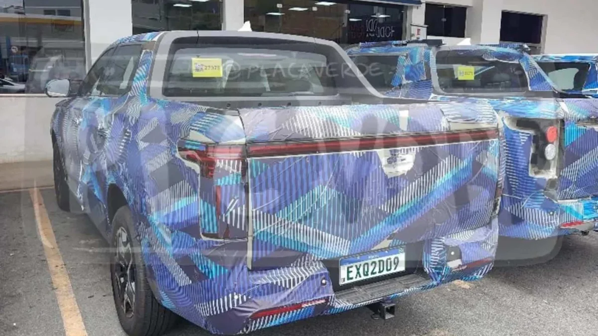 Picape BYD camuflada vista lateralmente