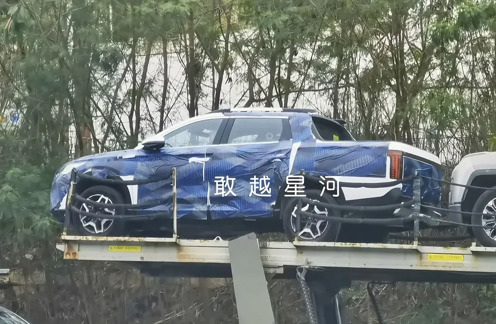 Picape BYD camuflada em local de testes