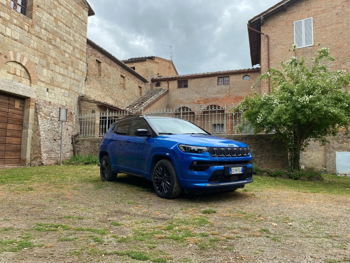 Jeep Compass 4xe h&iacute;brido modelo 2022 azul escuro est&aacute;tico de frente na terra