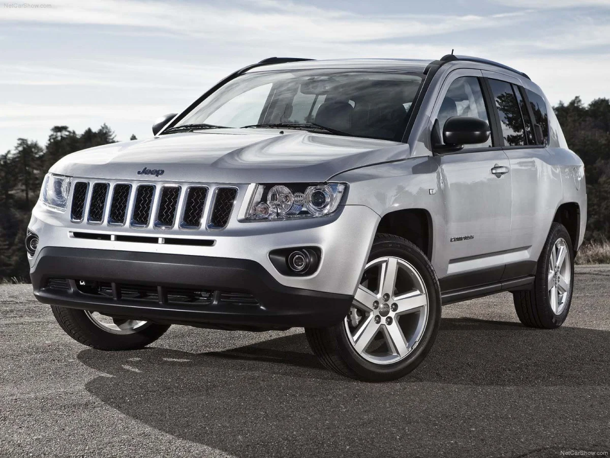 Jeep Compass modelo 2011 prata de frente est&aacute;tico no asfalto