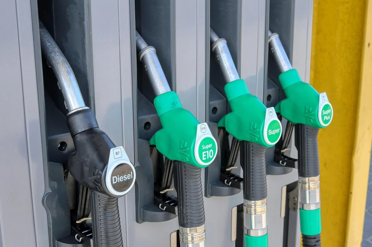 Bicos de combustível em um posto de gasolina