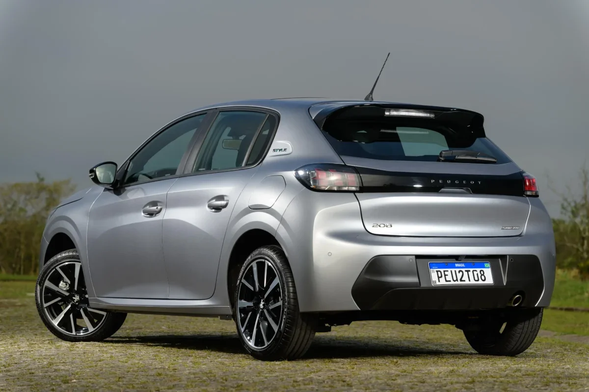 Peugeot 208 Allure Turbo em fundo cinza