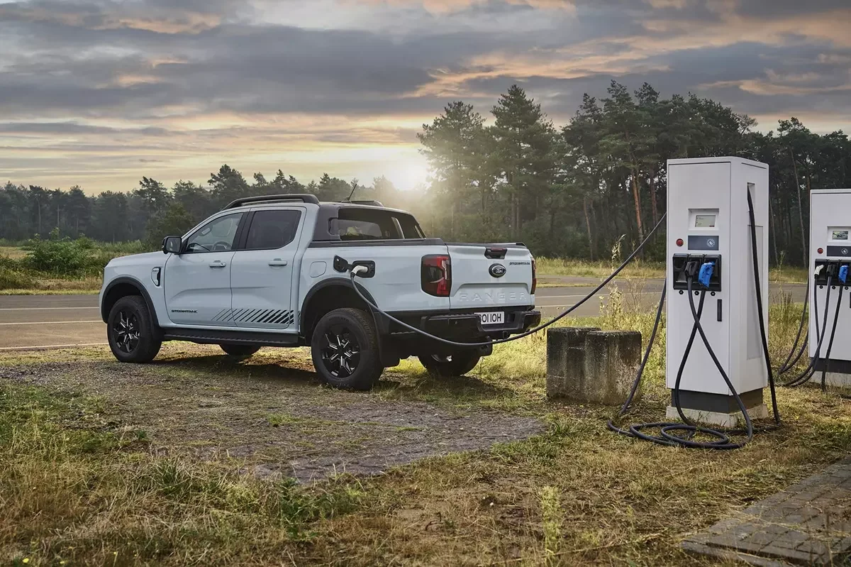 Ford Ranger H&iacute;brida Plug-in carregando em posto