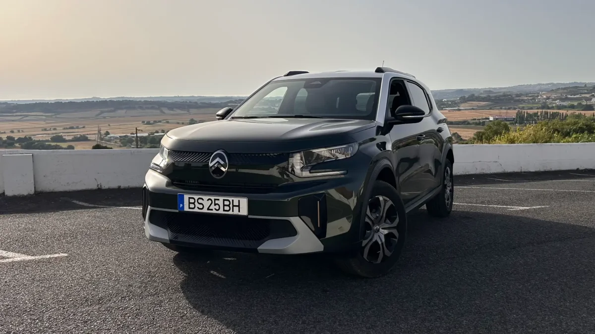Citroen C3 Aircross estacionado com vista panorâmica ao fundo.
