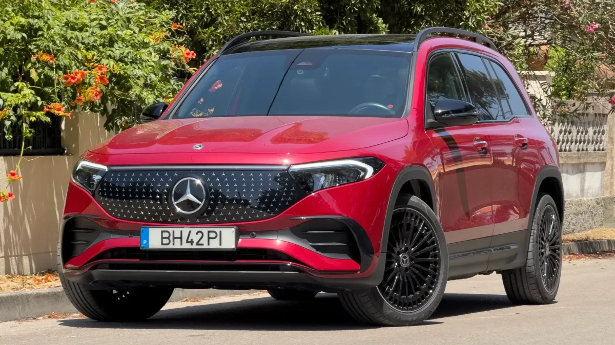 Mercedes-Benz EQB 250 estacionado em uma rua arborizada.