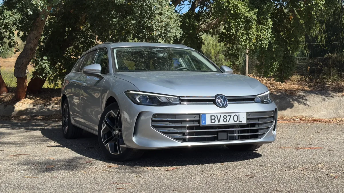 Volkswagen Passat eHybrid estacionado ao ar livre.