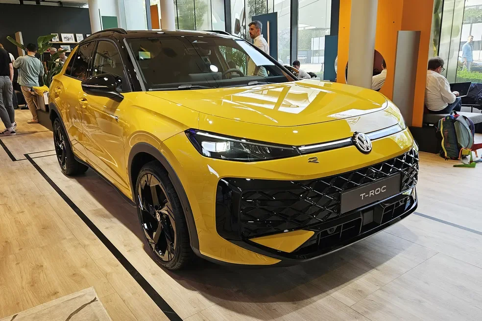Novo Volkswagen T-Roc visto de frente, lado direito