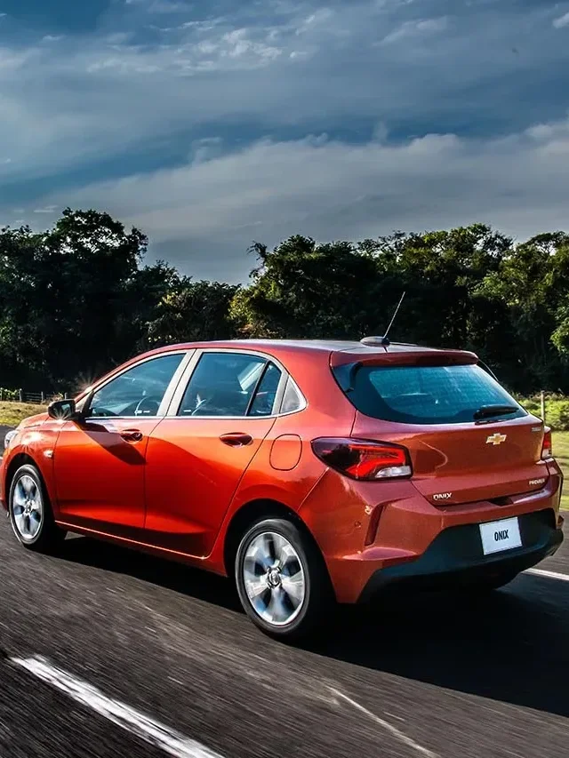 Chevrolet Onix na estrada.