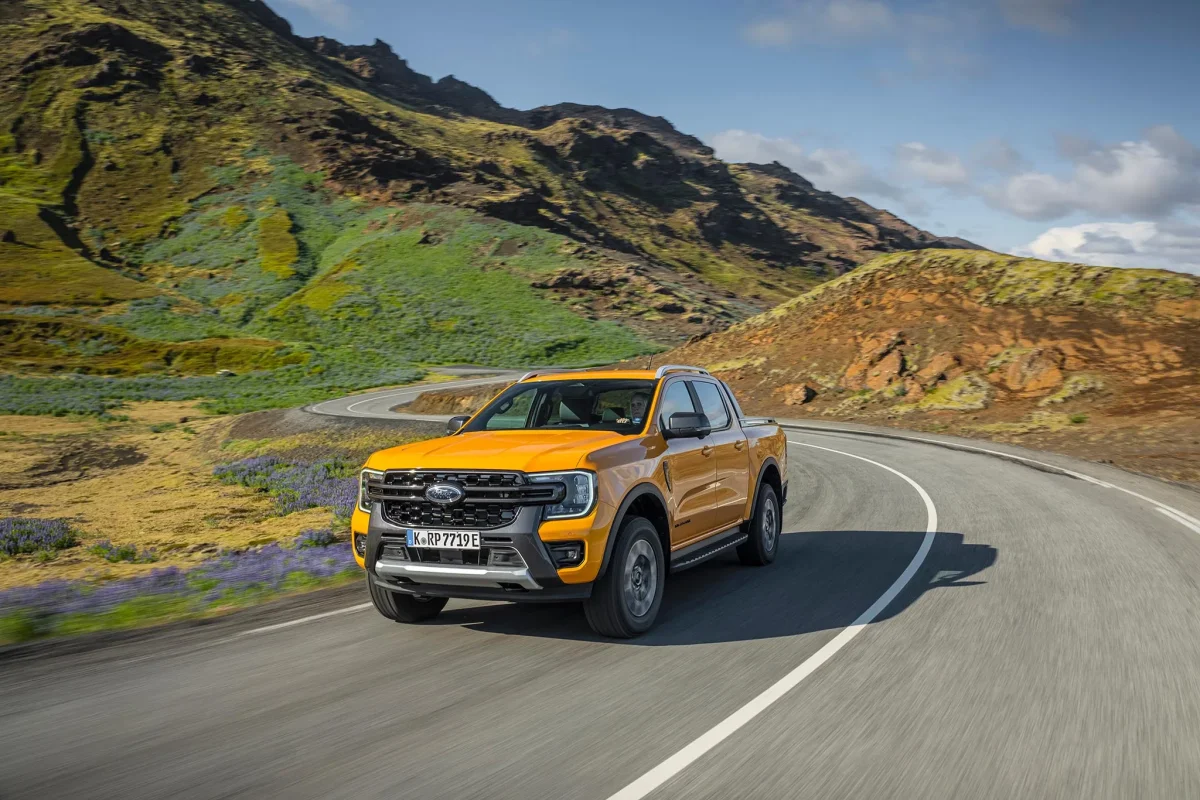 Ford Ranger híbrida plug-in 2027 rodando em estrada.