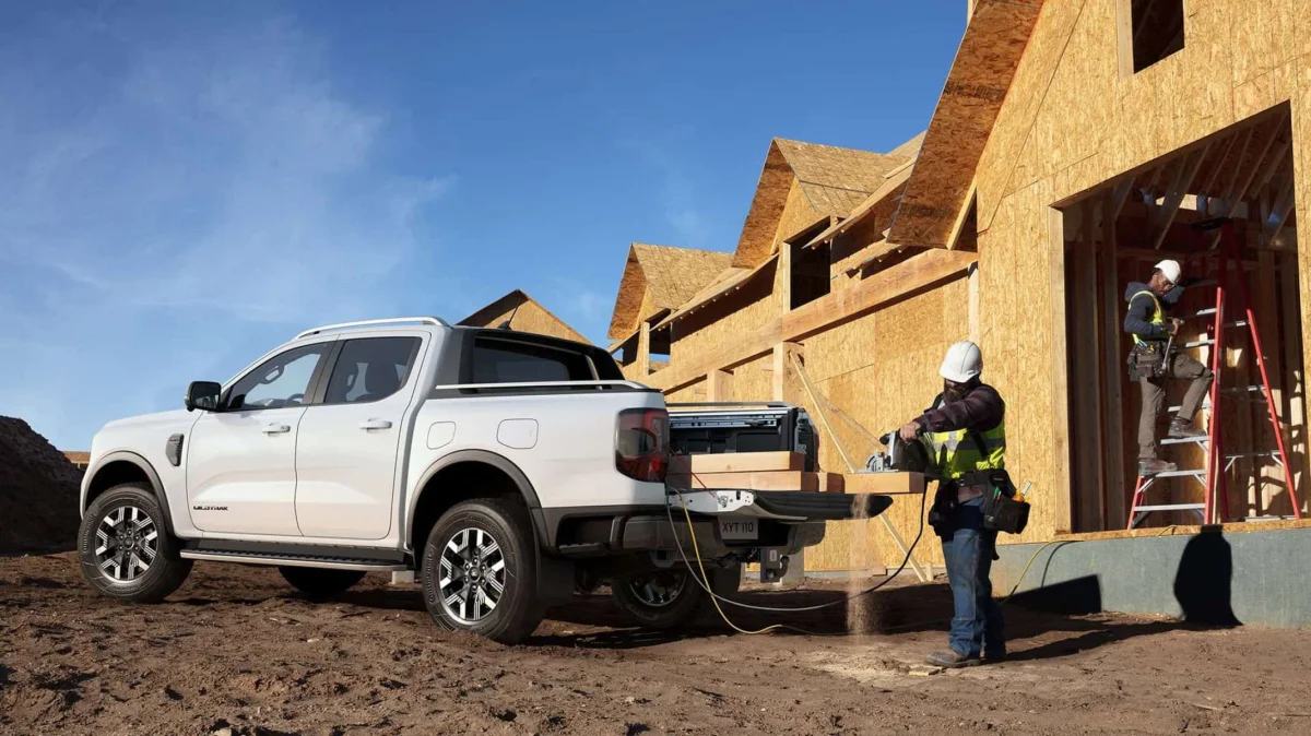 Ford Ranger híbrida plug-in sendo utilizada em obra.