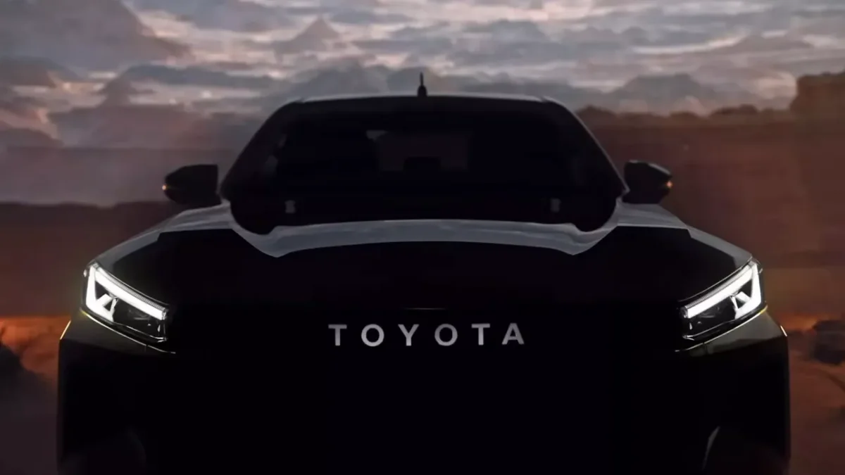 Teaser do Toyota Hilux 2026 mostrando veículos camuflados.